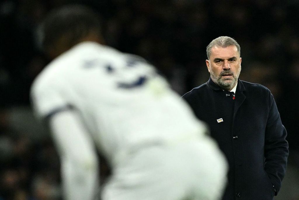 Manajer Tottenham Hotspur Coach Ange Postecoglou mendampingi timnya saat lawan West Ham United, Jumat (8/12/2023) dini hari WIB. Spurs kalah 1-2 pada laga ini. 