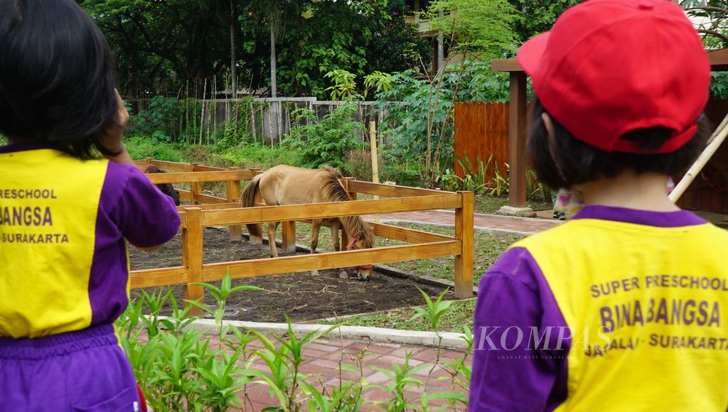 Murid taman kanak-kanak menonton kuda dalam peresmian Solo Safari, di Kota Surakarta, Jawa Tengah, Jumat (27/1/2023). 