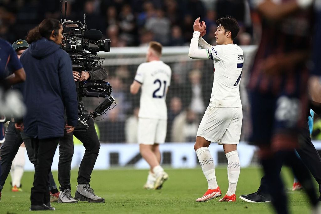 Penyerang Tottenham Hotspur, Son Heung-min, bertepuk tangan untuk para suporter setelah pertandingan Liga Inggris antara Tottenham Hotspur dan Nottingham Forest di Stadion Tottenham Hotspur, London, Senin (8/4/2024) dini hari WIB. Spurs menang, 3-1. 