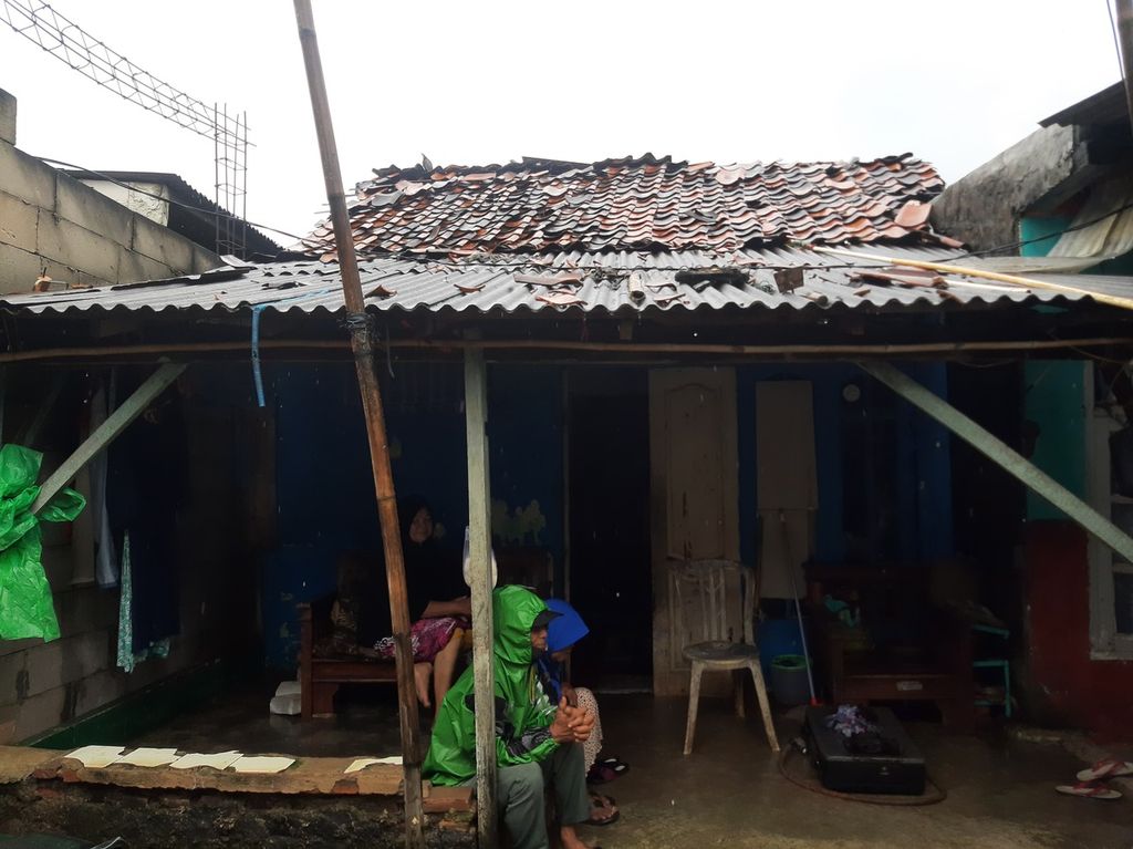 Warga membereskan atap rumah yang terdampak puting beliung di Desa Sumberjaya, Kecamatan Tambun Selatan, Kabupaten Bekasi, Jawa Barat, Kamis (2/3/2023).