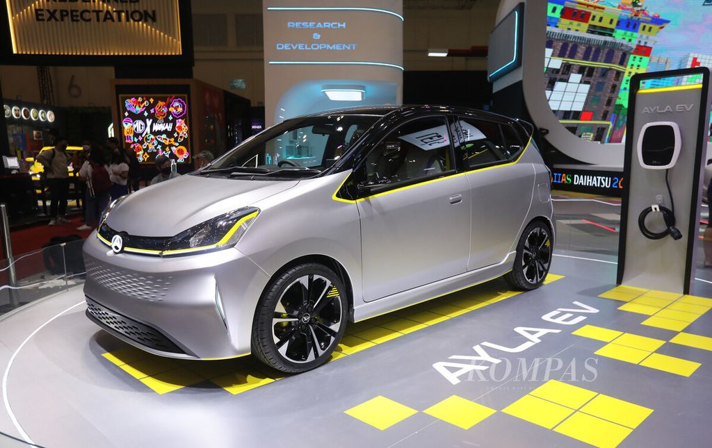 Mobil konsep Daihasu Ayla EV dipamerkan dalam GIIAS 2022 di ICE BSD, Tangerang, Banten, Kamis (11/8/2022). 