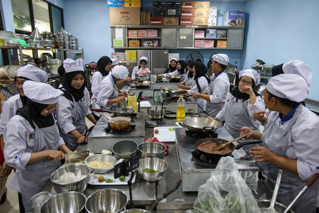 Suasana pelatihan tata boga di Pusat Pelatihan Kerja Daerah (PPKD) Jakarta Selatan, Rabu (7/8/2024). PPKD Jakarta Selatan memfasilitasi masyarakat untuk mendapatkan pelatihan kerja agar siap bekerja di dalam ataupun luar negeri. 