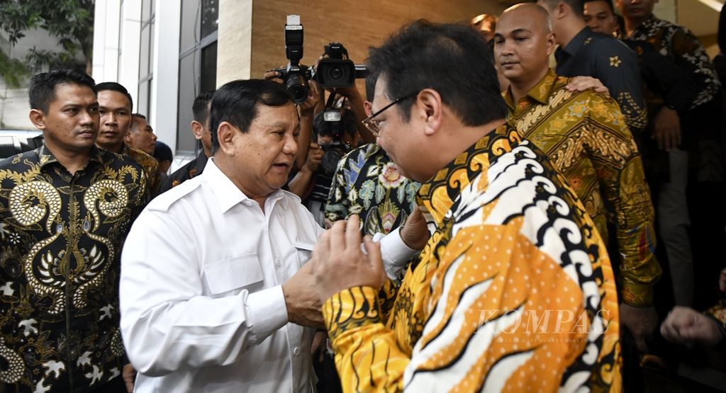 Ketua Umum Partai Gerindra Prabowo Subianto berpamitan dengan Ketua Umum Partai Golkar Airlangga Hartarto setelah mengadakan pertemuan di kantor DPP Partai Golkar, Jakarta, 15 Oktober 2019.