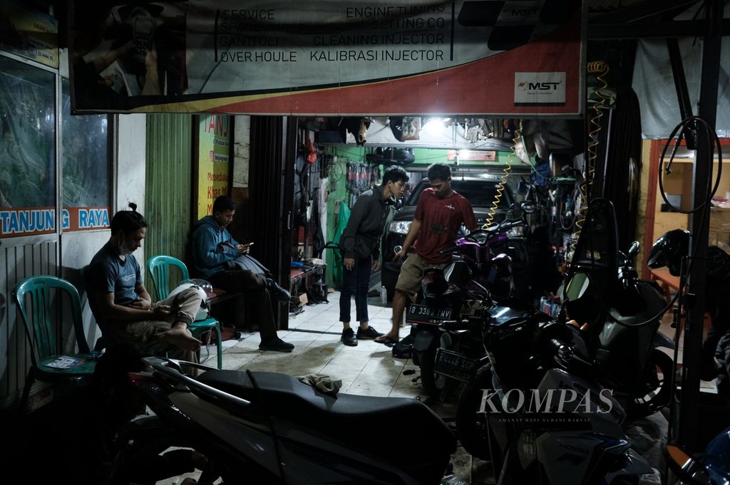 Bengkel Berkah Motor Santoso di Jakarta Timur saat dikunjungi pada Rabu (5/10/2022) malam. Santoso, pemilik bengkel ini, kerap membagikan konten edukasi tentang perawatan sepeda motor di media sosial. Salah satu konten video yang rutin dibagikannya juga adalah tentang oli palsu.