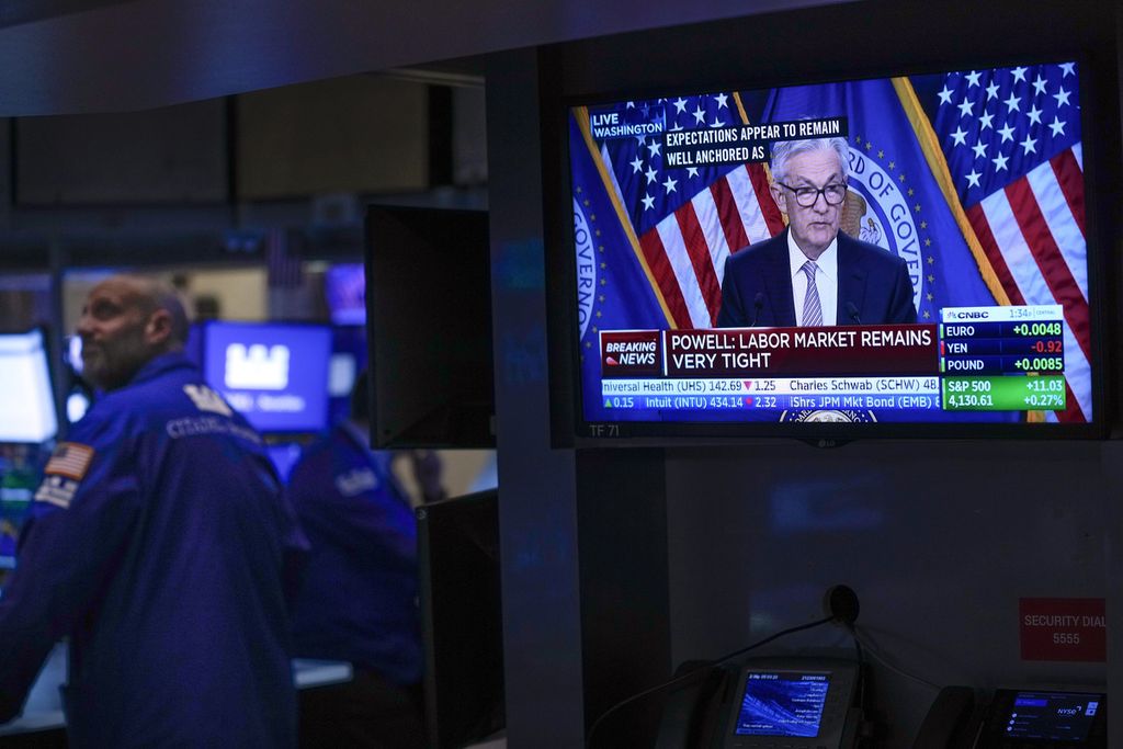 Sebuah layar televisi di New York Stock Exchange, New York tengah menayangkan konferensi pers Gubernur Bank Sentral AS, Jerome Powell pada Rabu (3/5/2023).