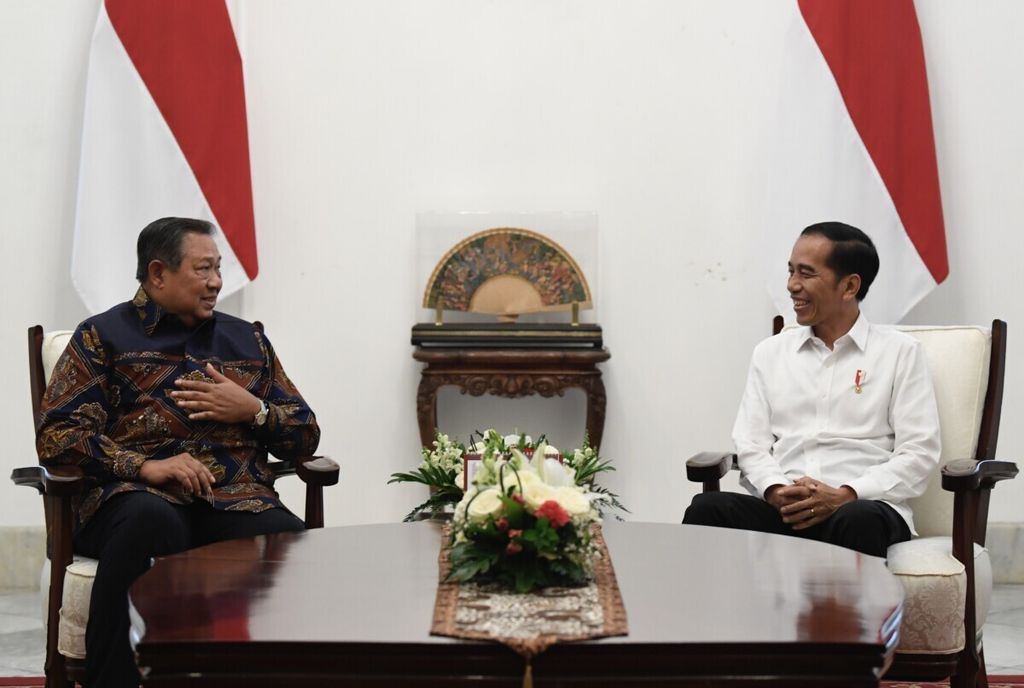 Presiden Joko Widodo berbincang dengan mantan Presiden Susilo Bambang Yudhoyono dalam pertemuan di Istana Merdeka, Jakarta, Kamis (10/10/2019). Baru-baru ini, kedua tokoh kembali bertemu pada 2 Oktober 2023 di Istana Bogor.