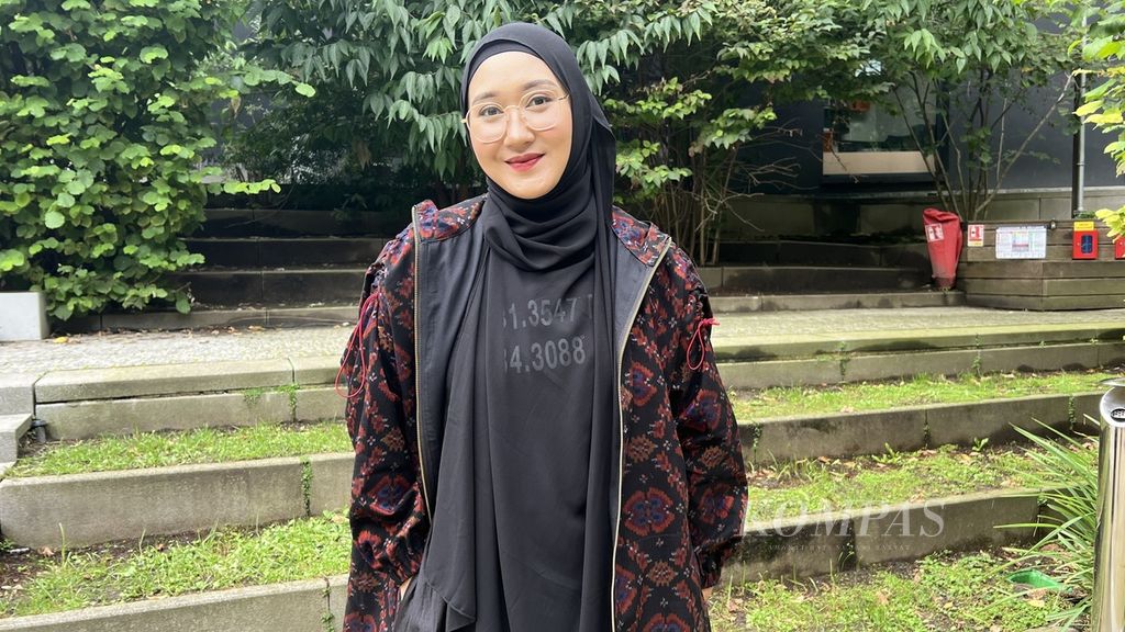 Desainer Dian Pelangi usai tampil di Indonesia International Modest Fashion Festival di Salle Wagram, Paris, Perancis, Sabtu (7/9/2024).