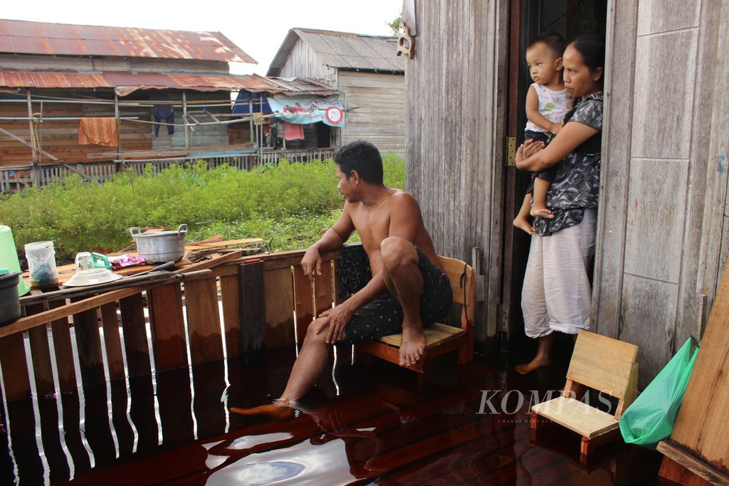 Ilustrasi-Keluarga Didi (40), warga Katingan Hilir, menunggu air banjir surut di wilayahnya pada Rabu (14/9/2022). Banjir sudah seminggu melanda wilayah tersebut.