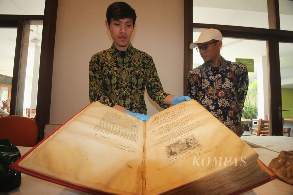 Buku <i>D'Amboinsche Rariteitkamer</i> karya ahli botani asal Jerman, Georgius Everhardus Rumphius (1627-1702), yang merupakan koleksi Pusat Perpustakaan dan Literasi Pertanian Kementerian Pertanian ditampilkan dalam peluncuran buku <i>Kotak Keajaiban Benua Maritim: Ambon Abad XVII</i> terbitan Komunitas Bambu di Goethe-Institut Jakarta, Kamis (2/11/2023).