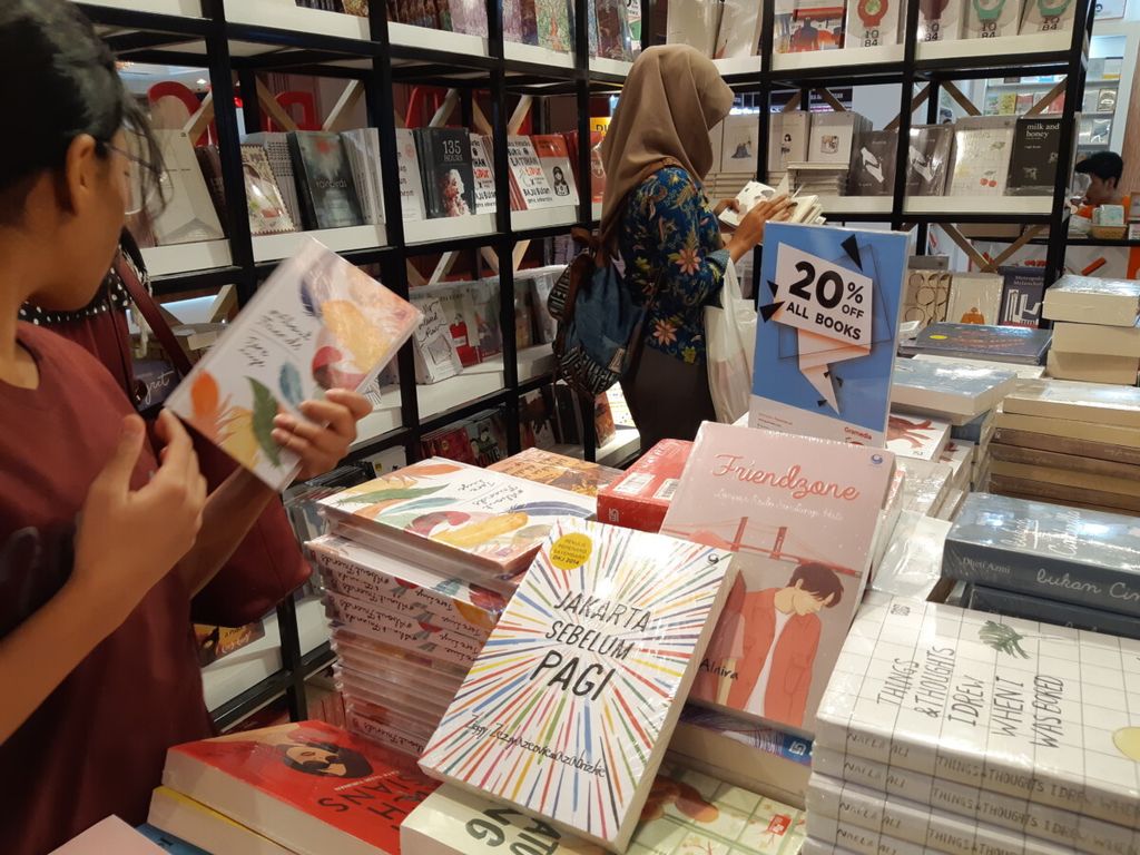 Sejumlah pengunjung sedang memilih buku novel yang dijual di salah satu stan penerbit di Indonesia International Book Fair, Jakarta, Jumat (14/9/2018).