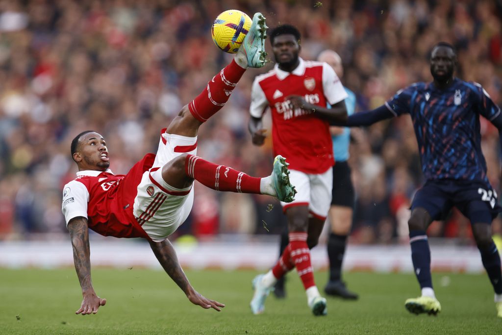 Bek Arsenal, Gabriel, membuang bola pada laga Liga Inggris antara Arsenal dan Nottingham Forest di Stadion Emirates, London, 30 Oktober 2022. 