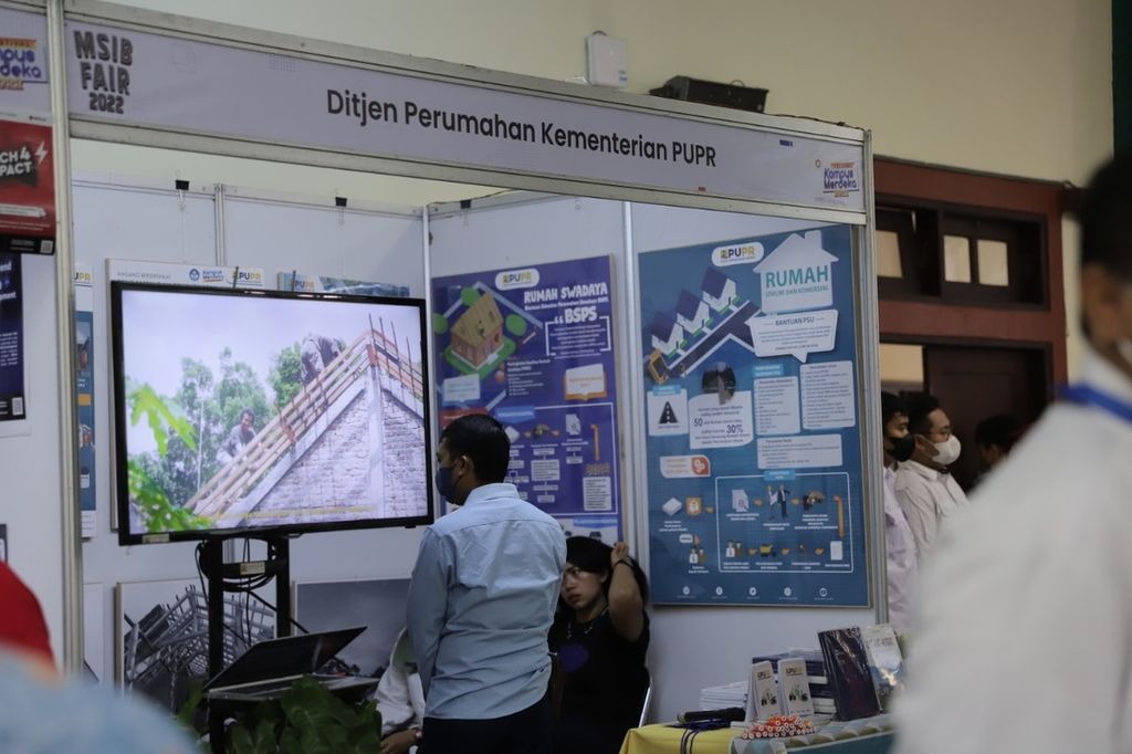 Suasana Magang dan Studi Independen Bersertifikat (MSIB) Fair di gedung Grha Sabha Pramana (GSP) Universitas Gadjah Mada, Yogyakarta, pada 5-6 Juli 2022. Pameran ini mempertemukan mahasiswa dengan mitra-mitra MSIB. 