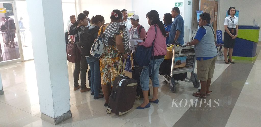 Sejumlah warga Nusa Tenggara Timur yang tinggal di luar negeri dan luar daerah tiba di Bandara El Tari, Kupang, NTT, Rabu (29/11/2023), untuk menyambut Natal dan Tahun Baru. 