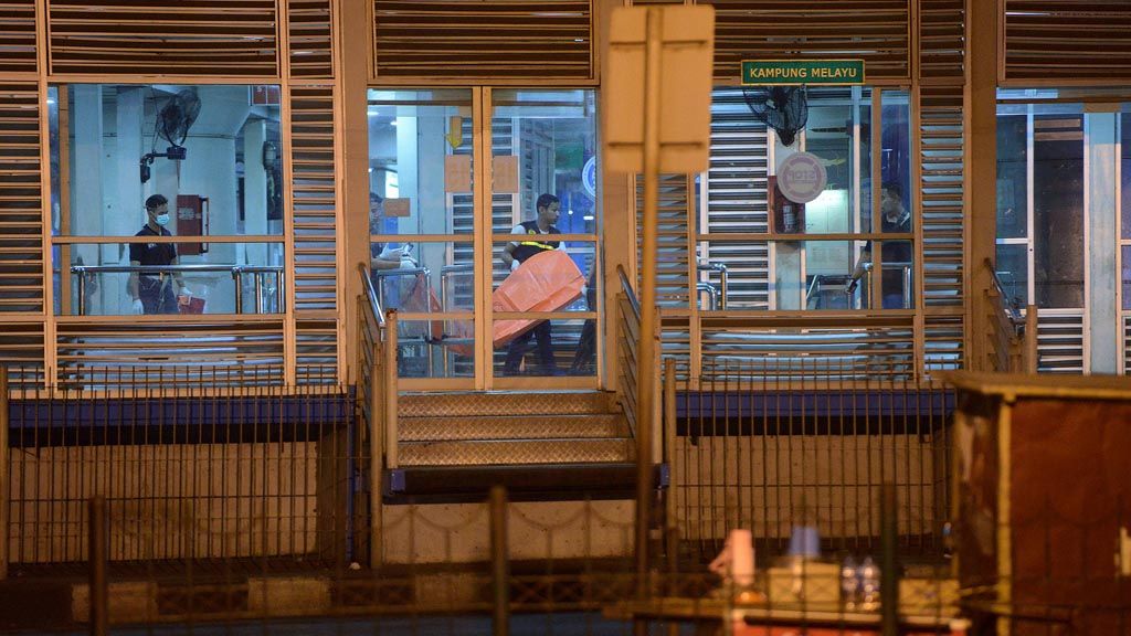 Petugas kepolisian membawa kantung berisi bagian tubuh korban dugaan bom bunuh diri di Terminal Kampung Melayu, Jakarta, Rabu (24/5). Sebanyak lima, tiga polisi dan dua pelaku, orang tewas dalam peristiwa ini.