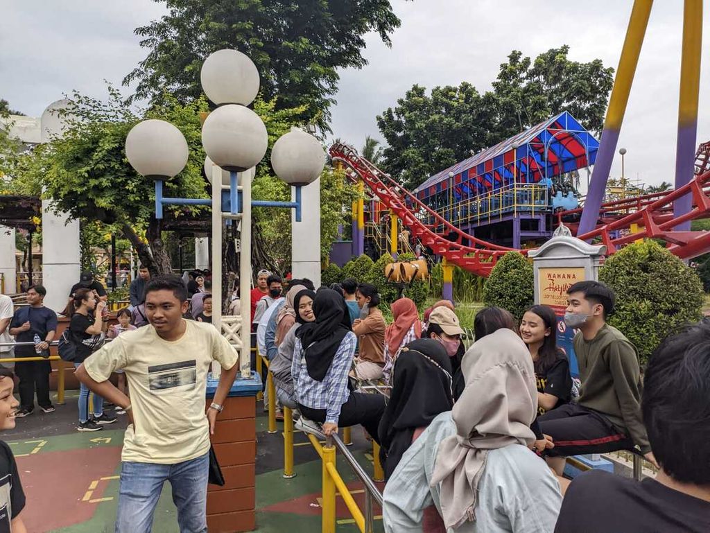 Pengunjung sedang mengantre untuk masuk ke wahana Halilintar di Dunia Fantasi, Ancol, Jakarta Utara pada Senin (26/12/2022).
