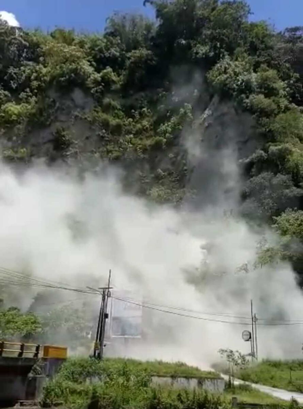 Jalan di sekitar tebing Ngarai Sianok di Nagari Koto Gadang, Agam, Sumatera Barat, diselimuti debu dari material longsor akibat gempa M 4,5 yang mengguncang Kota Bukittinggi dan sekitarnya, Sabtu (8/4/2023) siang.