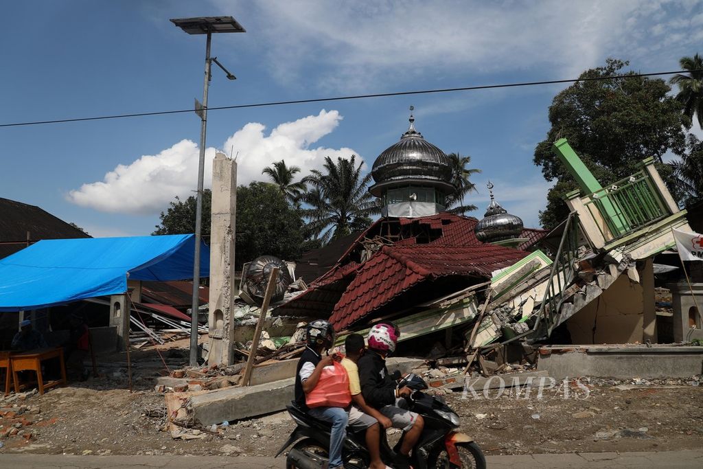 Sebuah masjid yang roboh setelah gempa bermagnitudo 6,1 di Nagari Kajai, Kecamatan Talamau, Kabupaten Pasaman Barat, Sumatera Barat, Senin (28/2/2022). Ada lebih dari 1.000 bangunan di Pasaman Barat dan Pasaman yang rusak berat, ringan, dan sedang karena gempa. 
