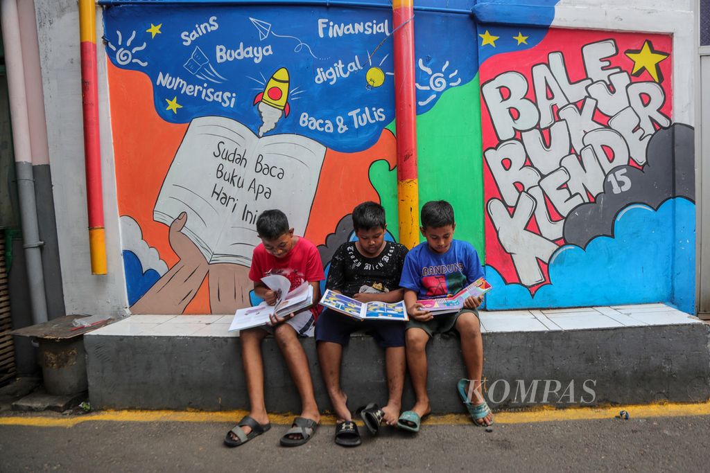 Anak-anak membaca buku di depan mural bertema literasi di RT 015 RW 004, Klender, Jakarta Timur, Senin (7/8/2023). Kampung Literasi Klender menjadi satu dari sekian kampung literasi di Jakarta. Kampung literasi itu menjadi salah satu cara mendorong minat baca masyarakat, terutama anak-anak. 