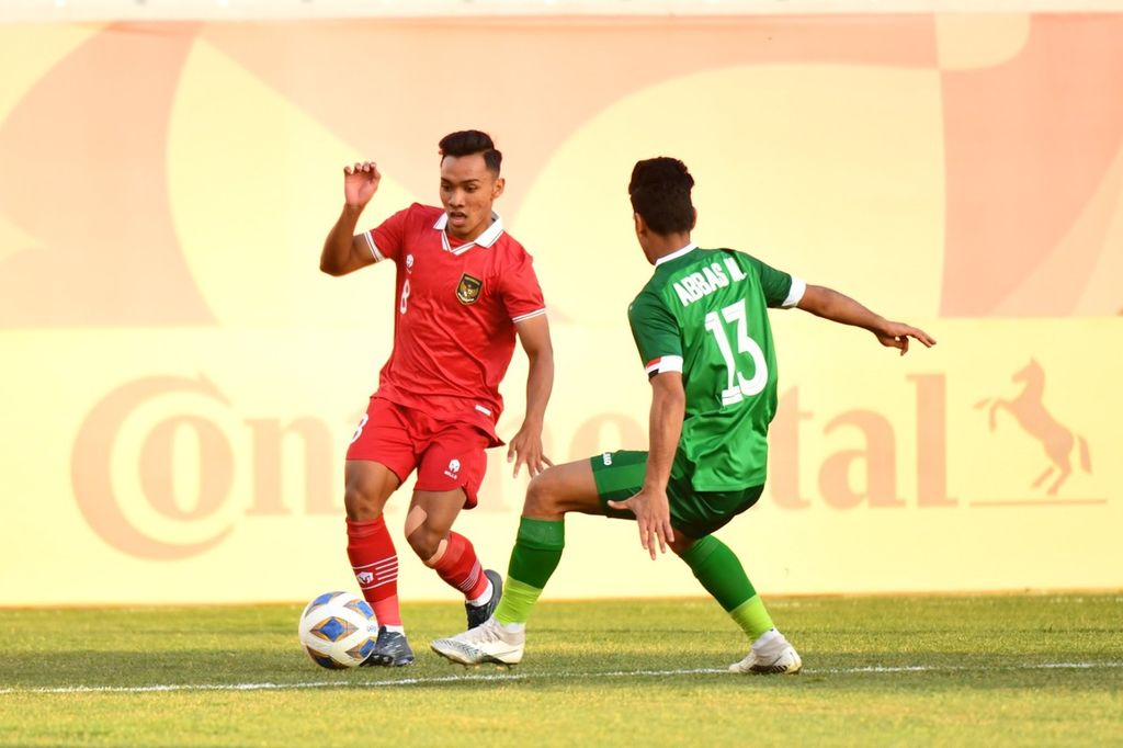 Penyerang sayap Indonesia, Arkhan Fikri (kiri), berupaya melewati pemain Irak pada laga penyisihan Grup A Piala Asia U-20 2023 di Stadion Lokomotif, Tashkent, Uzbekistan, Rabu (1/4/2023) malam. 