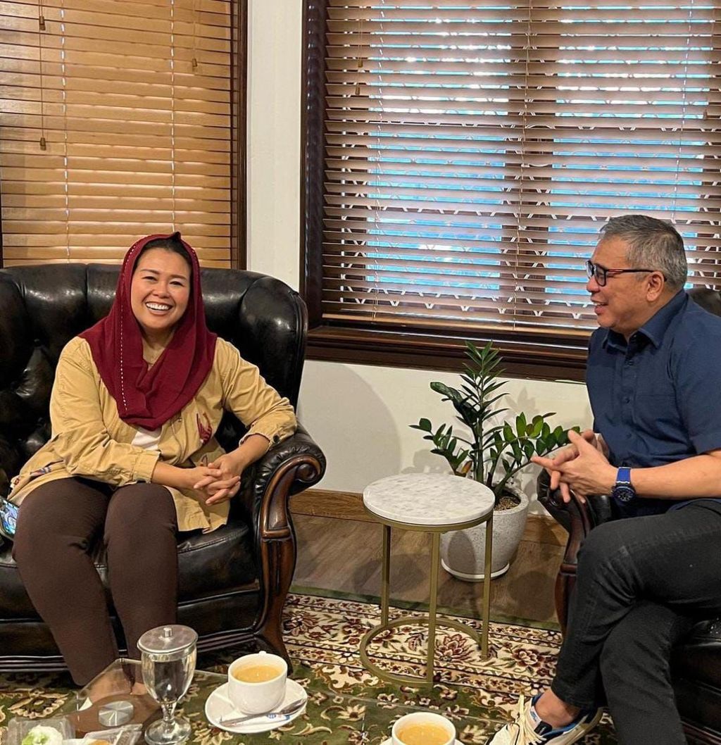 Wakil Ketua Umum Partai Nasdem Ahmad Ali berdiskusi dengan Yenny Wahid di Jakarta.