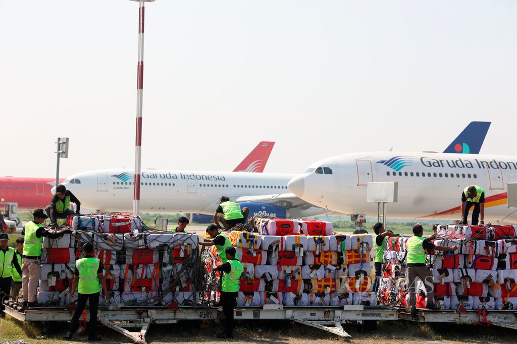 Officials are organizing the luggage of prospective hajj pilgrims that they will load onto the plane at Adi Soemarmo Airport in Boyolali Regency, Central Java, on Sunday (5/12/2024).