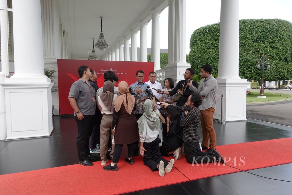 Menteri Pertanian Amran Sulaiman didampingi Direktur Utama Pupuk Indonesia Rahmad Pribadi (kemeja putih) saat menjawab pertanyaan awak media di Kompleks Istana Kepresidenan Jakarta, Selasa (13/2/2024).