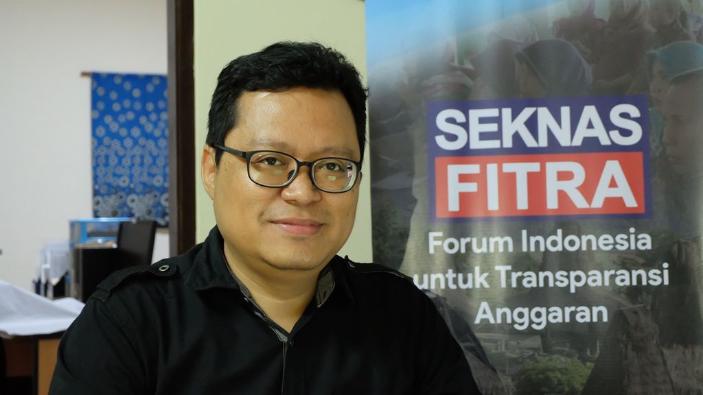 Sekretaris Jenderal Forum Indonesia untuk Transparansi Anggaran (Fitra) Misbah Hasan saat di kantornya di Tebet, Jakarta Selatan, Kamis (7/11/2019).