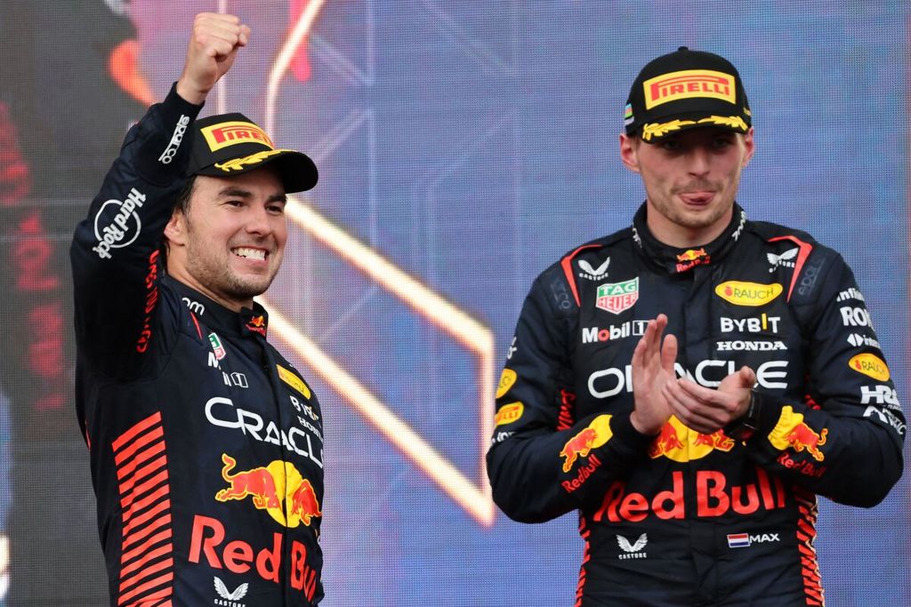 Pebalap Red Bull, Sergio Perez (kiri), mengacungkan tangan di sebelah rekannya, Max Verstappen, usai memenangi balapan Grand Prix Formula 1 Azerbaijan di Sirkuit Jalan Raya Baku, Azerbaijan, Minggu (30/4/2023). Perez menjadi pebalap tercepat, disusul Verstappen dan Charles Leclerc (Ferrari) di posisi ketiga. 