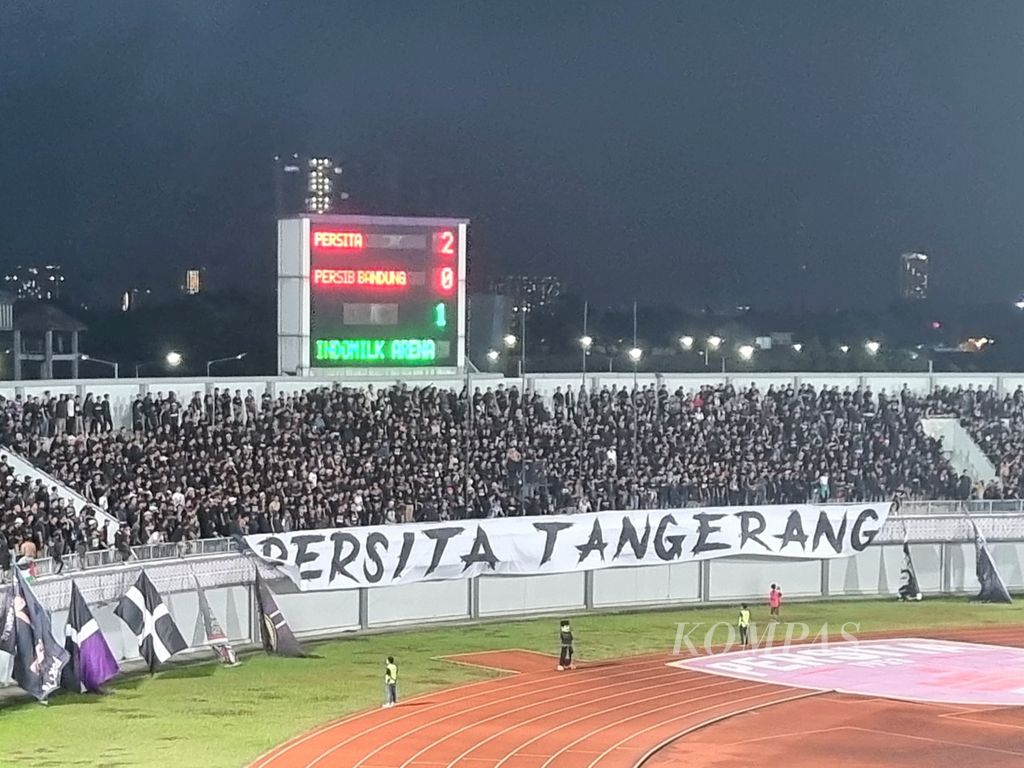 Kelompok North Legion, yang merupakan salah satu pendukung ultras Persita Tangerang, berada di tribune utara Stadion Arena Indomilk, Tangerang, Banten, pada laga Persita melawan Persib Bandung, Minggu (9/4/2023). Pendukung ultras lebih kreatif dan identik dengan kaus berwarna hitam.