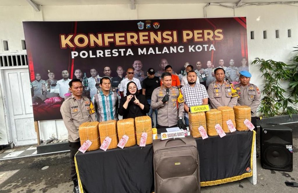Polresta Malang Kota merilis pengungkapan kasus peredaran ganja sebanyak 42 kilogram, Selasa (9/4/2024).
