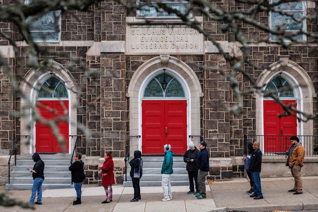 Warga mengantre di luar Gereja Lutheran Evangelikal St John di Bethlehem, Pennsylvania, Amerika Serikat, untuk mengikuti pemilihan umum, Selasa (5/11/2024). 