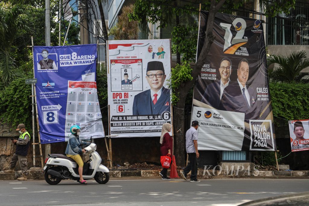 Baliho-baliho caleg Pemilu 2024 berderet di Jalan Buncit Raya, Jakarta Selatan, Selasa (5/12/2023). B