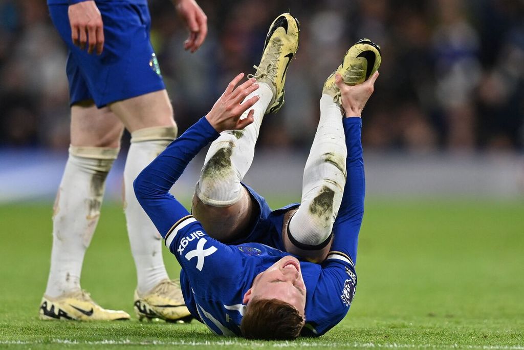 Reaksi gelandang Chelsea, Cole Palmer, setelah berebut bola dengan pemain lawan dalam pertandingan Liga Inggris antara Chelsea dan Everton di Stadion Stamford Bridge, London, Selasa (16/4/2024) dini hari WIB. 