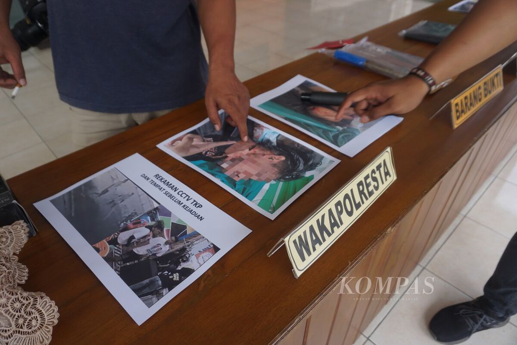 Kepolisian Resor Kota Cilacap menggelar sejumlah barang bukti gambar kasus penganiayaan di Cilacap, Jawa Tengah, Rabu (31/1/2024).