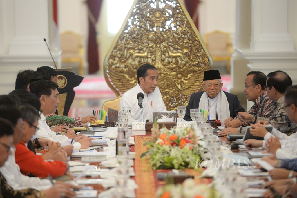 Satu hari setelah dilantik, para menteri di Kabinet Indonesia Maju langsung mengikuti Sidang Kabinet Paripurna yang dipimpin oleh Presiden Joko Widodo bersama Wakil Presiden Ma'ruf Amin di Istana Merdeka, Jakarta (24/10/2019). 