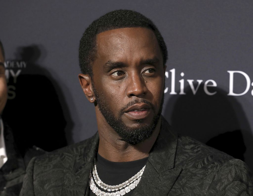 Dalam foto tanggal 25 Januari 2020 ini terlihat Sean Combs tiba di acara ”Pre-Grammy Gala And Salute To Industry Icons” di Beverly Hilton Hotel, California, Amerika Serikat. 