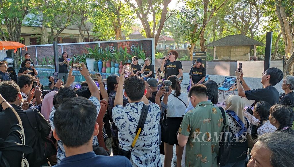 Penonton mengabadikan penampilan grup rock God Bless di kawasan ITDC Nusa Dua, Badung, Bali, Jumat (22/7/2023).