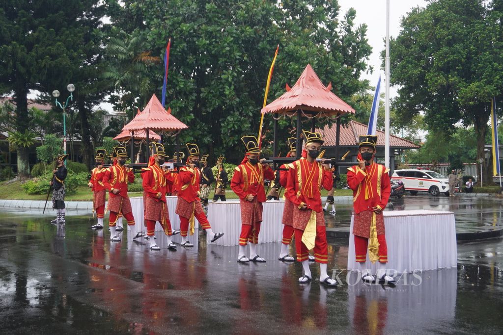 Para <i>bregada </i>atau prajurit membawa pusaka dalam rangkaian peringatan HUT Ke-451 Kabupaten Banyumas di Purwokerto, Banyumas, Jawa Tengah, Kamis (17/2/2022). Peringatan berlangsung sederhana di tengah pandemi Covid-19.