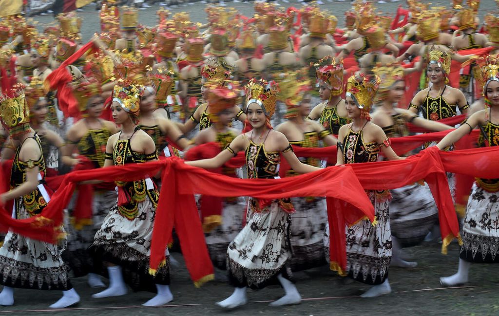 Pelajar membawakan tarian kolosal dalam Festival Gandrung Sewu 2022 di Pantai Marina Boom, Kabupaten Banyuwangi, Jawa Timur, Sabtu (29/10/2022). Festival Gandrung Sewu kembali diselenggarakan setelah dua tahun sebelumnya ditiadakan akibat pandemi Covid-19. 