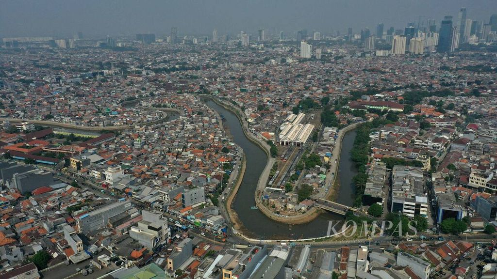 Foto udara Sungai Ciliwung yang mengelilingi Jatinegara, Jakarta Timur, dan Tebet, Jakarta Selatan, Jumat (24/7/2020).
