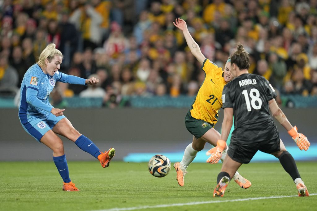 Penyerang sayap Inggris, Lauren Hemp (kiri), mencetak gol kedua timnya ke gawang Australia pada laga semifinal Piala Dunia Putri 2023 di Stadion Australia, Sydney, Australia, Rabu (16/8/2023).