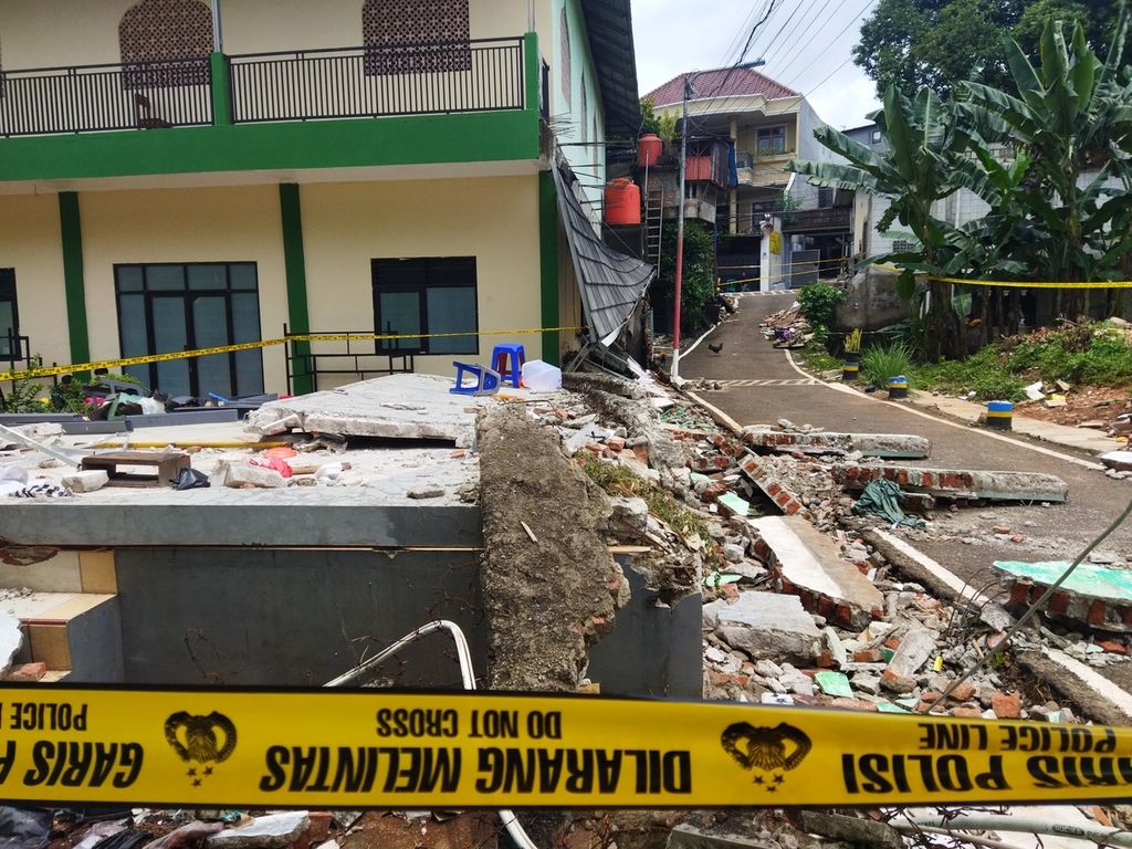 Reruntuhan tembok sisi barat sekolah MTsN 19 di Jalan Kalijati, Kelurahan Pondok Labu, Kecamatan Cilandak, Jakarta Selatan, Jumat (7/10/2022). Lokasi sekolah berada di kawasan cekungan sehingga rawan banjir seperti yang terjadi pada Kamis (6/10/2022) siang kemarin yang menyebabkan tiga pelajar tewas.