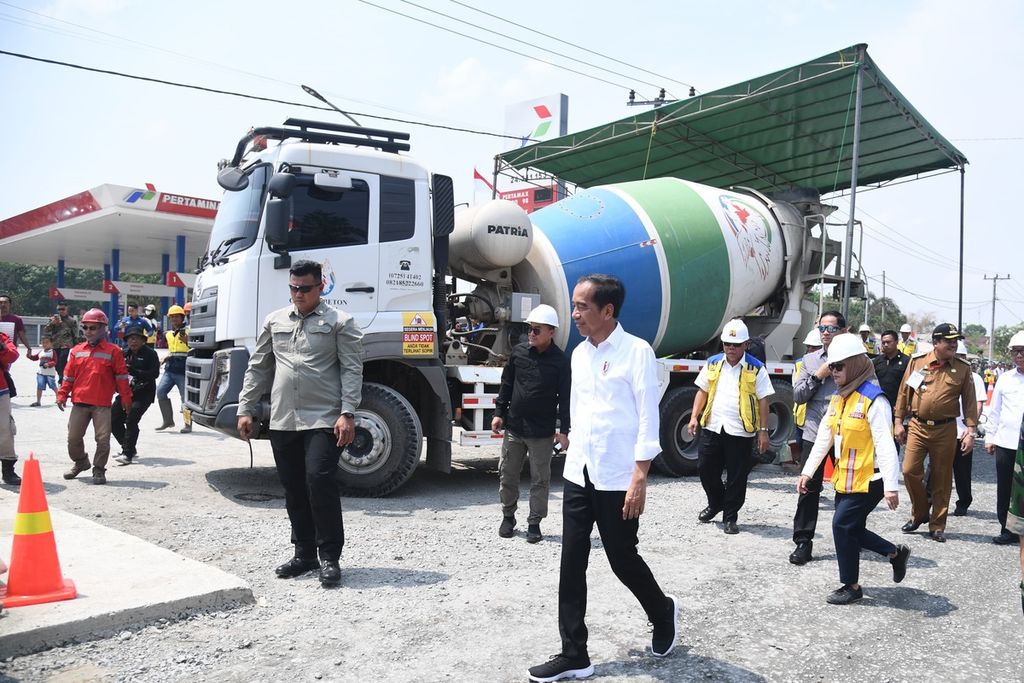 Presiden Joko Widodo meninjau perbaikan ruas jalan Simpang Randu-Seputih Surabaya, Kabupaten Lampung Tengah, Lampung, Jumat (27/10/2023). Perbaikan jalan diharapkan selesai pada Desember 2023. 