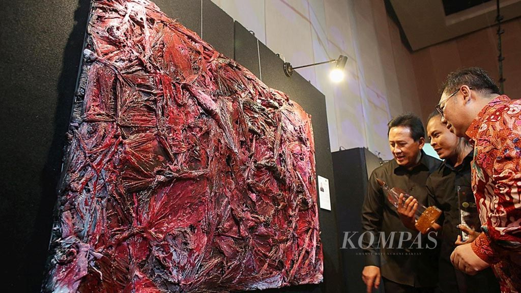 Perupa Suvi Wahyudianto dengan karya berjudul Angst (Angst) berhasil meraih UOB Painting of the Year 2018 di XXI Ballroom Djakarta Theater, Selasa (16/10/2018).