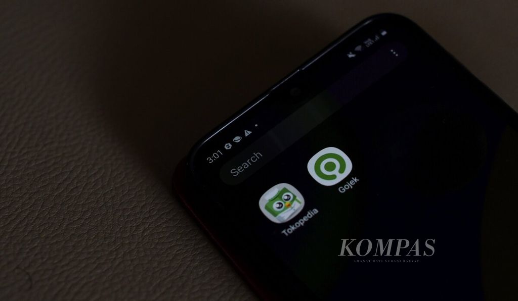 Gojek dan Tokopedia resmi mengumumkan kesepakatan merger melalui pembentukan Grup GoTo pada Senin (17/5/2021). Gojek merupakan platform layanan on-demand dan finansial, sementara Tokopedia merupakan perusahaan teknologi lokapasar (marketplace) di Indonesia.
