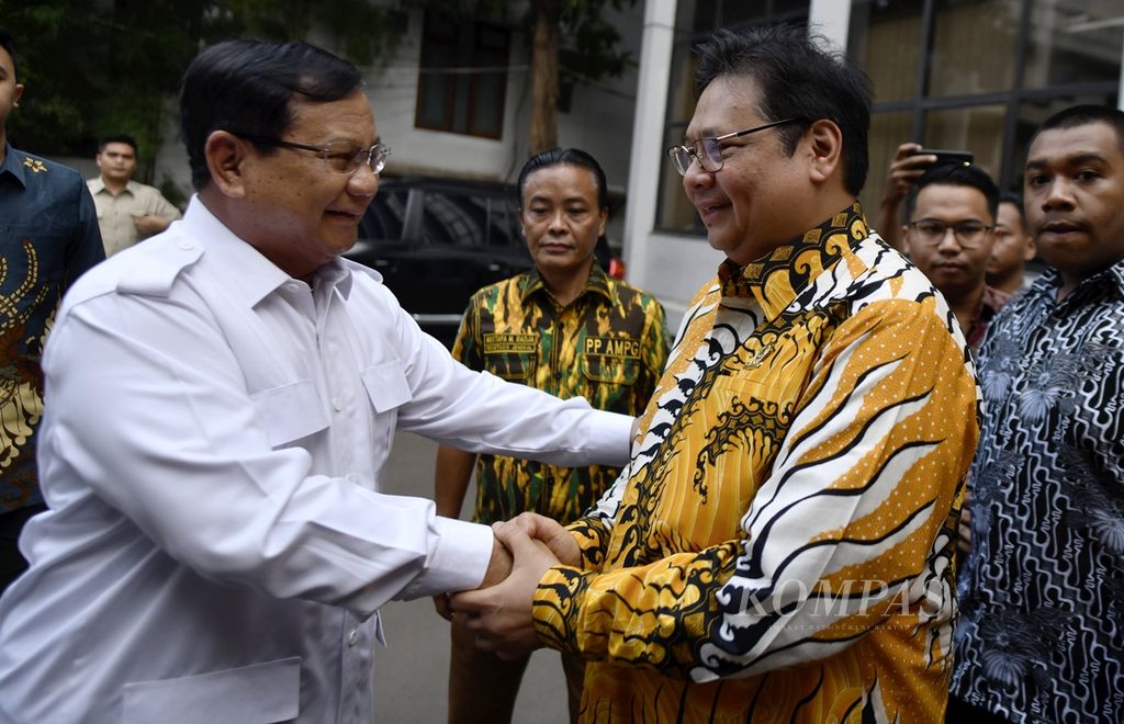 Ketua Umum Partai Gerindra Prabowo Subianto disambut Ketua Umum Partai Golkar Airlangga Hartarto saat tiba di Kantor Dewan Pimpinan Pusat (DPP) Partai Golkar di Jakarta, Selasa (15/10/2019).