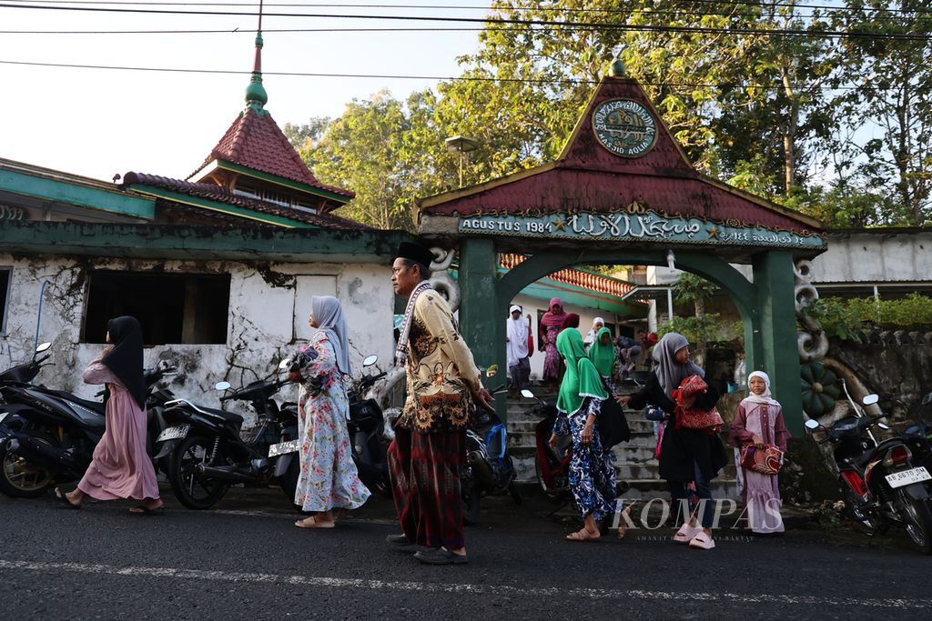 Sejumlah warga yang tergabung dalam jemaah Masjid Aolia bersiap menunaikan Salat Idul Fitri 1445 Hijriah di Desa Giriharjo, Panggang, Kabupaten Gunungkidul, DI Yogyakarta, Jumat (5/4/2024).