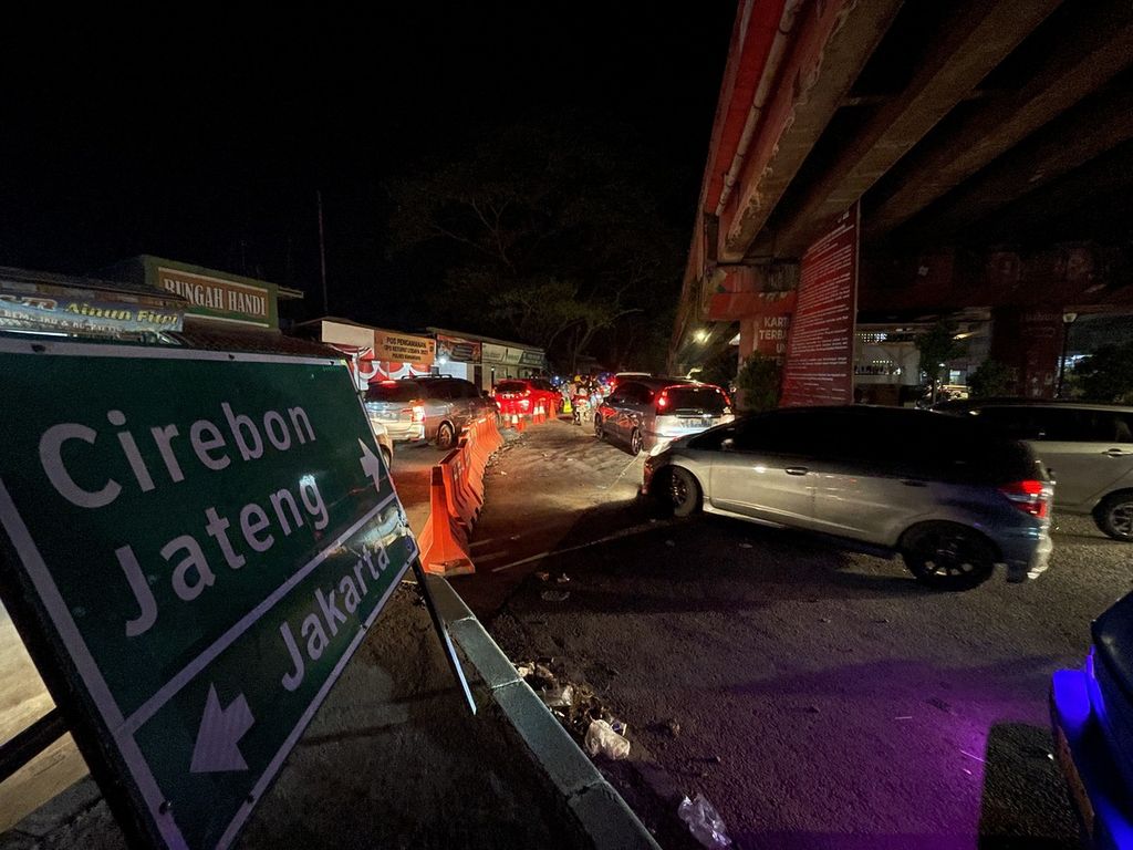 Arus lalu lintas menuju Jalan Raya Pantura dari Jalan Insinyur Haji Juanda, Cikampek, Karawang, Jawa Barat, Selasa (25/4/2023) malam.