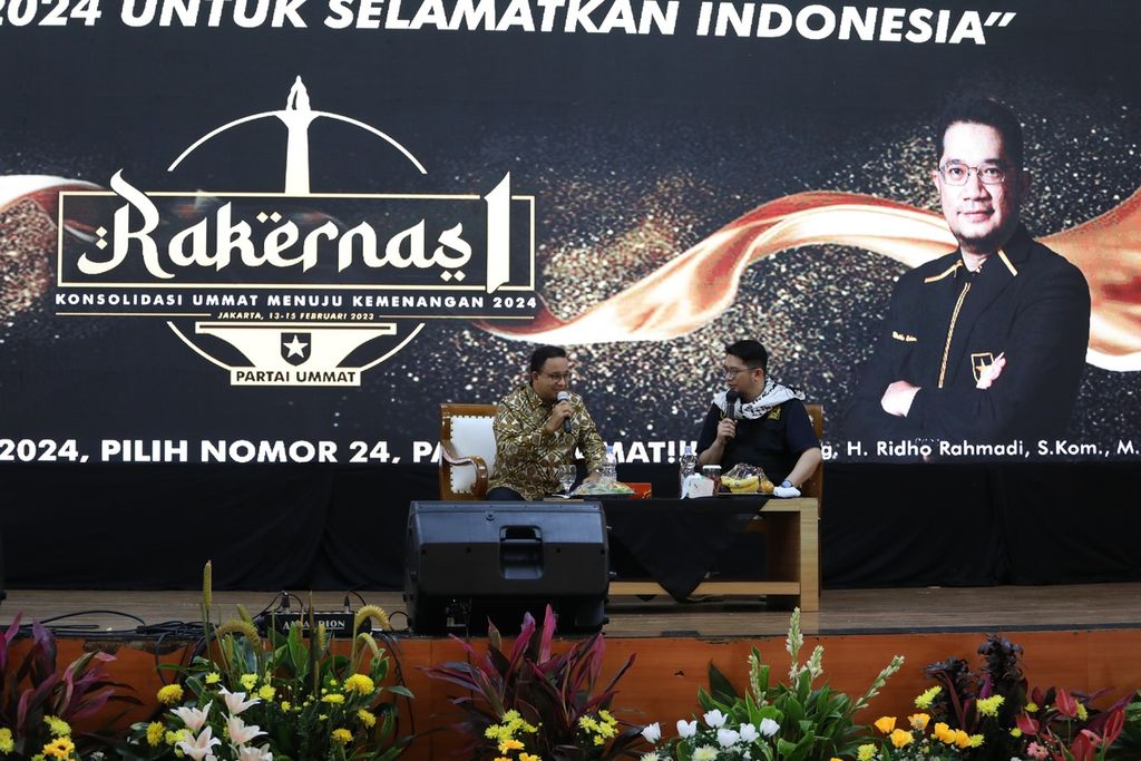Calon Presiden dari Koalisi Perubahan Anies Baswedan (kiri) bersama Ketua Umum Partai Ummat Ridho Rahmadi mengisi diskusi panel dalam Rapat Kerja Nasional Partai Ummat di Jakarta, Selasa (14/2/2023).