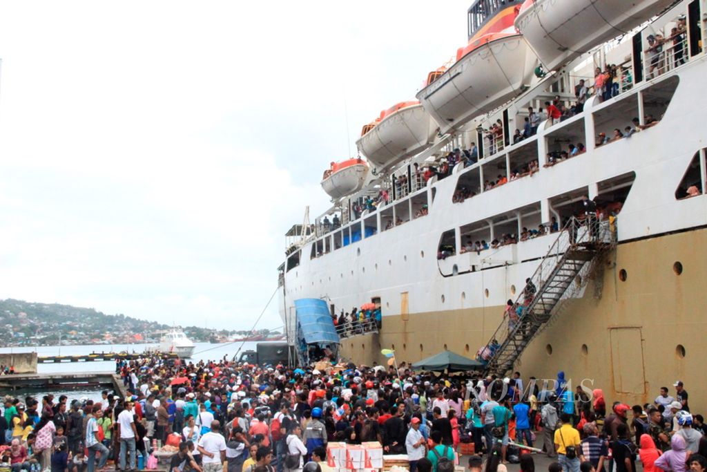 Ribuan pemudik menggunakan KM Tidar yang bersandar di Pelabuhan Yos Soedarso, Kota Ambon, Maluku (20/7/2014). Kapal itu diberangkatkan dengan tujuan Pulau Maluku, Kepulauan Aru, dan sejumlah wilayah di Papua.